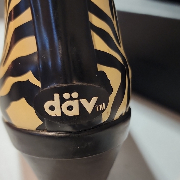Dav Vintage Cowboy Cream and Black RainBoots with Retro Swirl Design - Picture 2 of 7